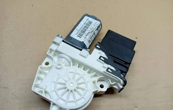 Skoda Octavia Mk2 (1Z) Rear door window regulator motor 5K0959704A