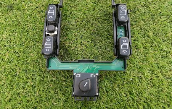 Mercedes-Benz E W210 Electric window control switch 2108200110 33750000
