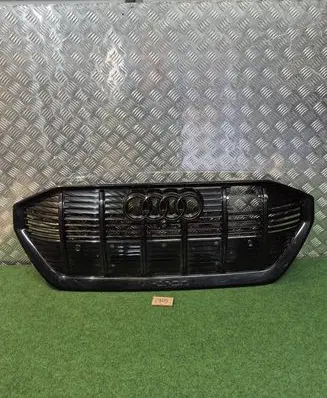 Audi Q8 e-tron Front bumper upper radiator grill 4KE853651