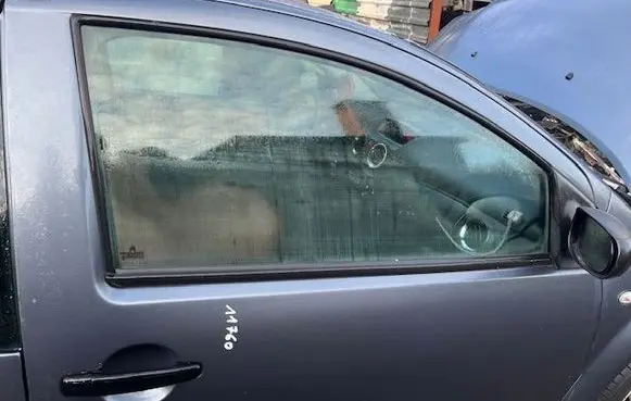 Alpine C2 Front door window glass four-door 