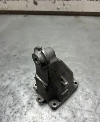 Engine mounting bracket