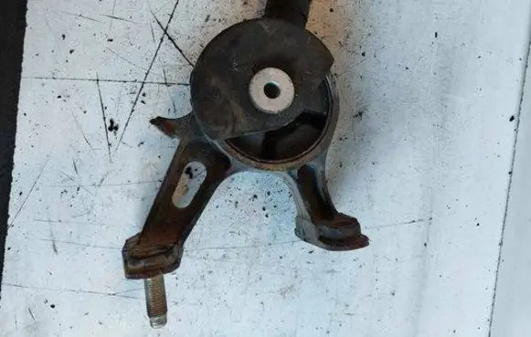 Toyota Avensis T270 Engine mount bracket