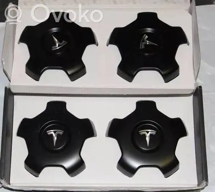 Tesla Model 3 R18 wheel hub/cap/trim 1044234-00-A