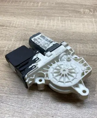 Volkswagen Touran I Front door window regulator motor 993424100 05074680