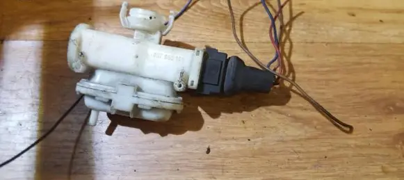 Volkswagen PASSAT B4 Central locking vacuum pump 357862153