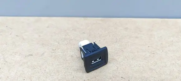 Mercedes-Benz ML W166 USB socket connector A2188200187