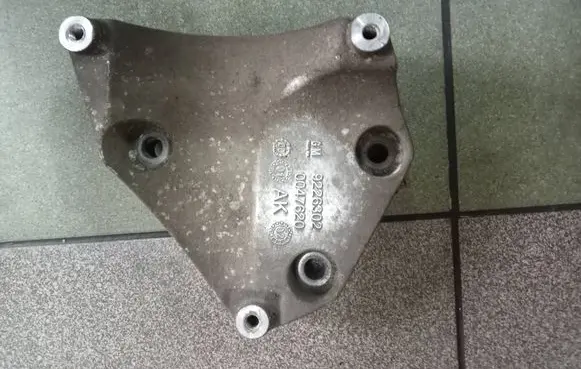 Opel Vectra C A/C compressor mount bracket 9226302 0047620