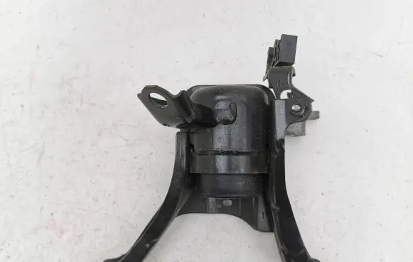 Toyota C-HR I Engine mount bracket