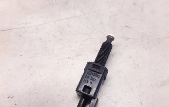 Audi A6 S6 C5 4B Brake pedal sensor switch 811907343B 811907