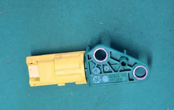 Volkswagen Golf V Airbag deployment crash/impact sensor 1K0909606