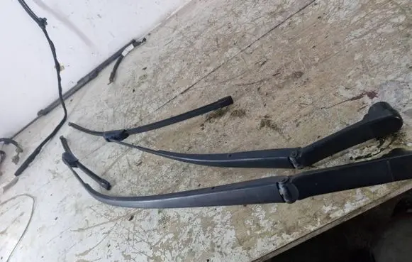 Mazda CX-7 Front wiper blade arm