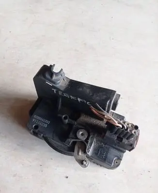 Renault Trafic II (X83) Front door lock 8200042332