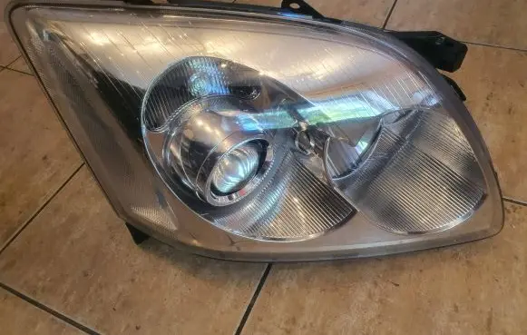 Toyota Avensis T250 Headlight/headlamp 10016337