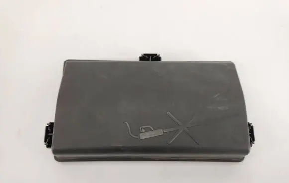 Opel Insignia A Fuse box cover 13222784