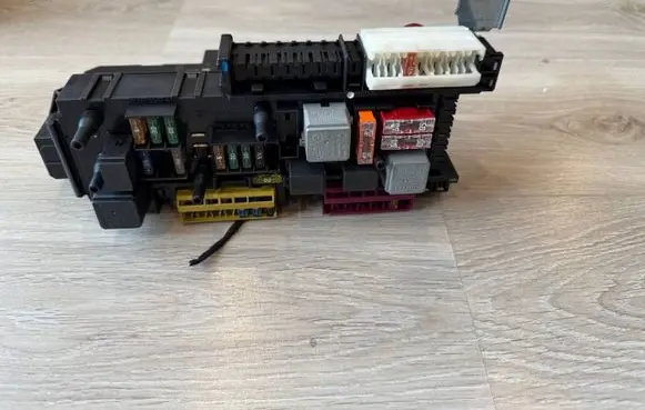Mercedes-Benz C W204 Fuse module A2049005003 2049005003