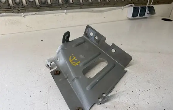 Renault Master III Fender mounting bracket 13D25312R