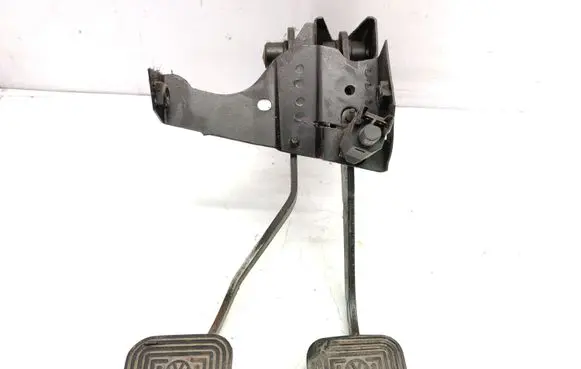 Volkswagen Polo II 86C 2F Pedal assembly 