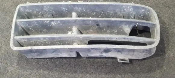 Volkswagen Golf IV Front bumper lower grill 1J0853665B