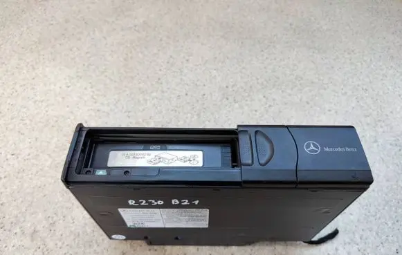 Mercedes-Benz SL R230 CD/DVD changer 2208274642