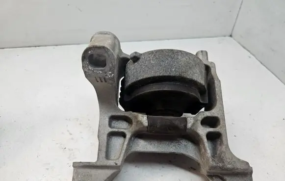 Mazda 6 Engine mount bracket