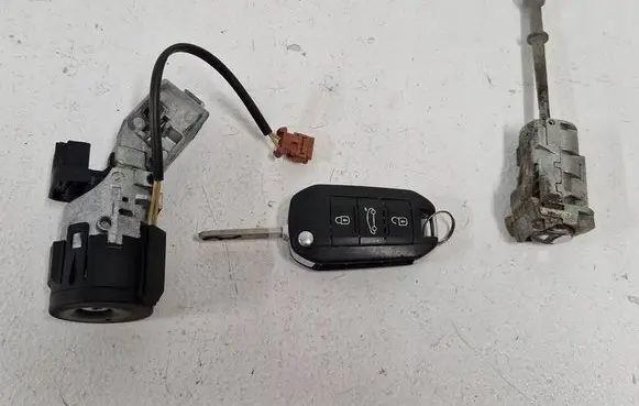 Peugeot 301 Ignition lock 9663123280