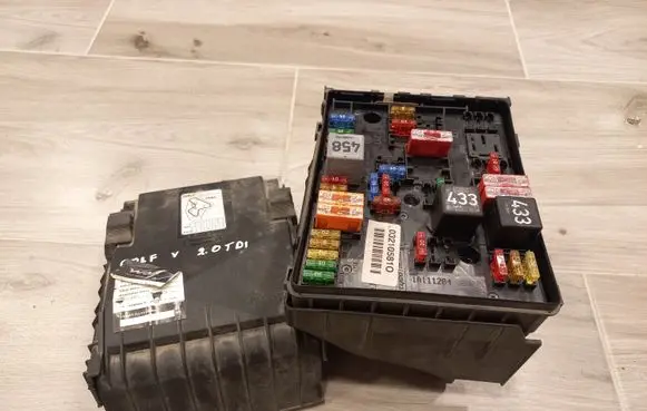 Volkswagen Golf V Fuse module 1K0937124K