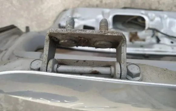 Subaru Legacy Tailgate/trunk/boot hinge