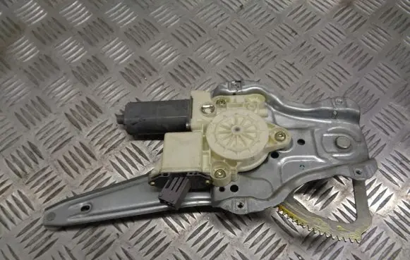 Toyota Avensis T250 Front door electric window regulator 69840-05100