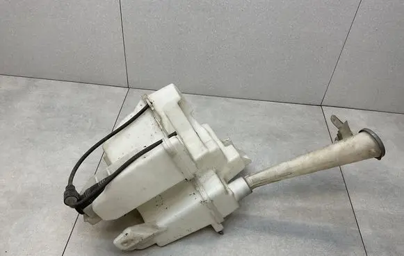 Nissan Pulsar Windshield washer fluid reservoir/tank 