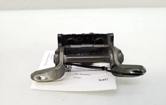 Nissan Qashqai Rear door upper hinge