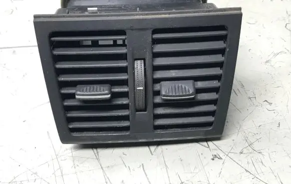 Rear air vent grill