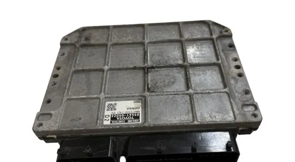 Toyota Avensis T270 Engine control unit/module 8966105D22 MB2759001921