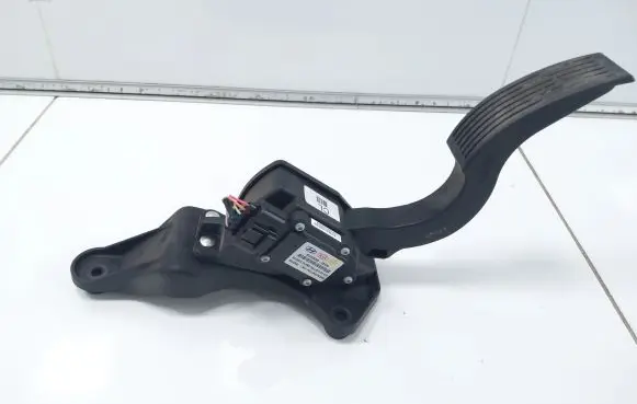 Hyundai Santa Fe Accelerator throttle pedal 327262B100