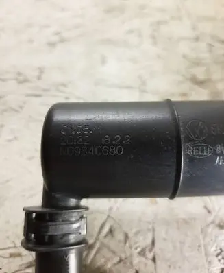 Volkswagen Jetta VI Windshield washer spray nozzle 5K0955978A N09640680
