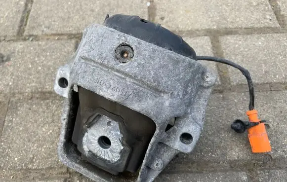 Audi S5 Facelift Engine mount bracket 8R0199381