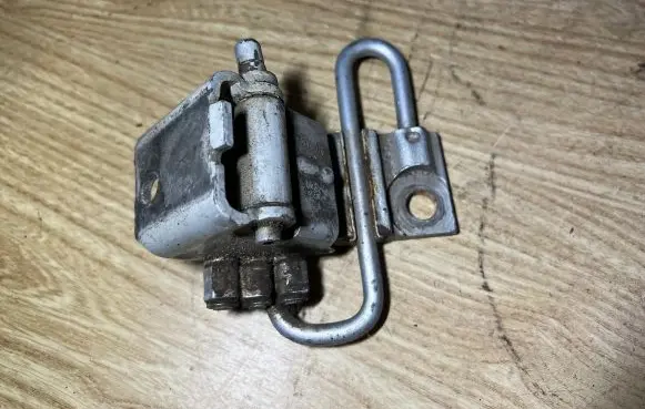 Volkswagen Golf IV Front door lower hinge 4B0831412A
