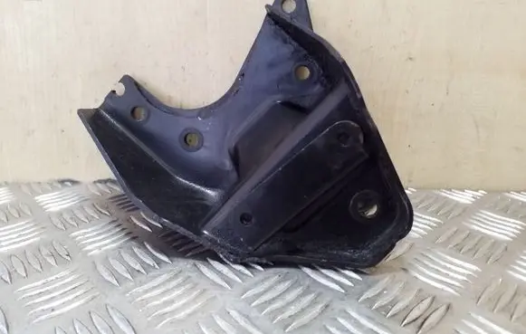 Volvo S40, V40 Engine mounting bracket