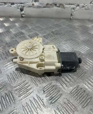Mercedes-Benz C W204 Front door window regulator motor A2048200142