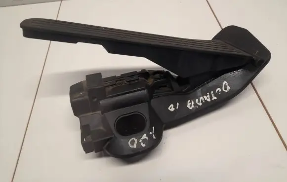 Skoda Octavia Mk2 (1Z) Accelerator throttle pedal 1K2721503M 6PV00874500