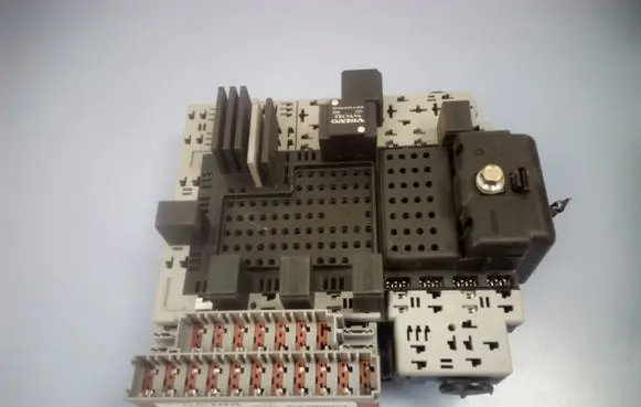 Volvo S80 Fuse module 8688153 8645729