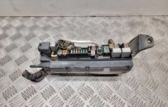 Toyota Avensis T250 Fuse module 9008087019