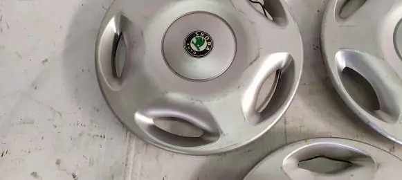 Skoda Fabia Mk2 (5J) R13 wheel hub/cap/trim 