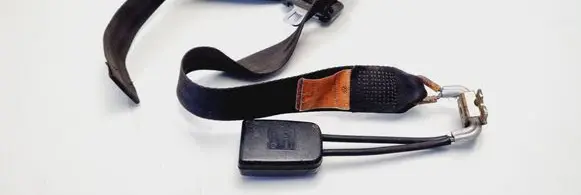 Volkswagen PASSAT B4 Middle seatbelt (rear) 357857713D