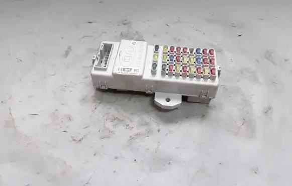 KIA Sorento Fuse module 911713E921