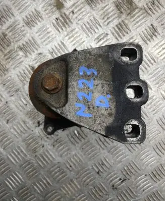 Engine mount bracket