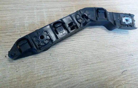 Front bumper mounting bracket
