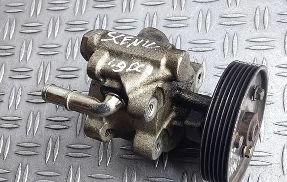 Renault Scenic I Power steering pump 7700415198 26058572 7700417308