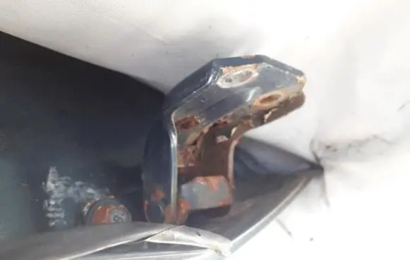 Hyundai Lantra II Rear door lower hinge