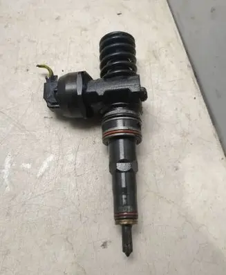 Volkswagen Golf V Fuel injector 0414720037