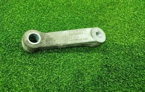 Engine mounting bracket